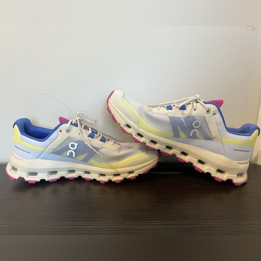 NWOT ON CLOUD RUNNING Women’s Multicolor Cloud Vista Size 8